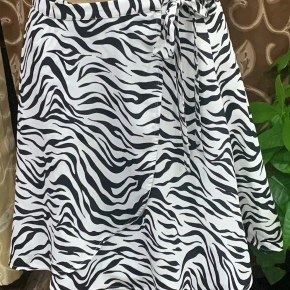 ❤️ Aritzia Sunday Best Wrap Skirt - Picture 3 of 5